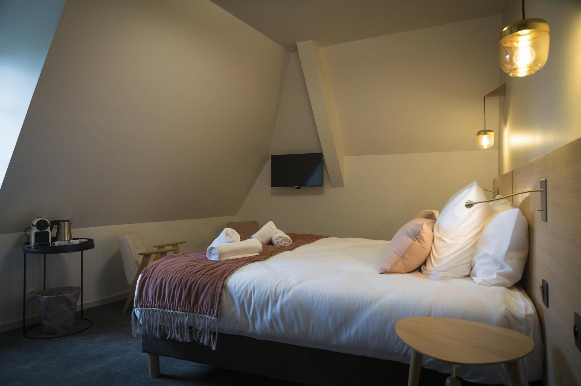 Domaine De L'Ecorcerie Hotel Fontaine-le-Comte Екстериор снимка