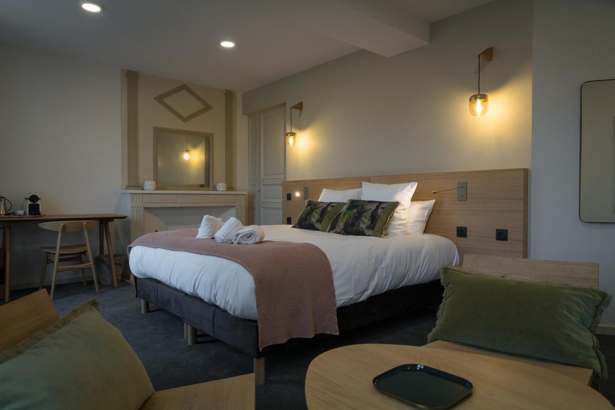 Domaine De L'Ecorcerie Hotel Fontaine-le-Comte Екстериор снимка