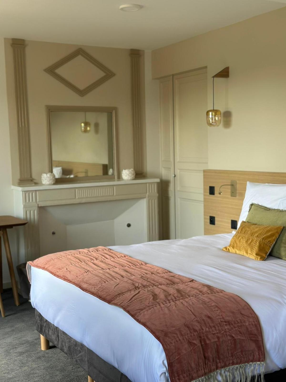 Domaine De L'Ecorcerie Hotel Fontaine-le-Comte Екстериор снимка