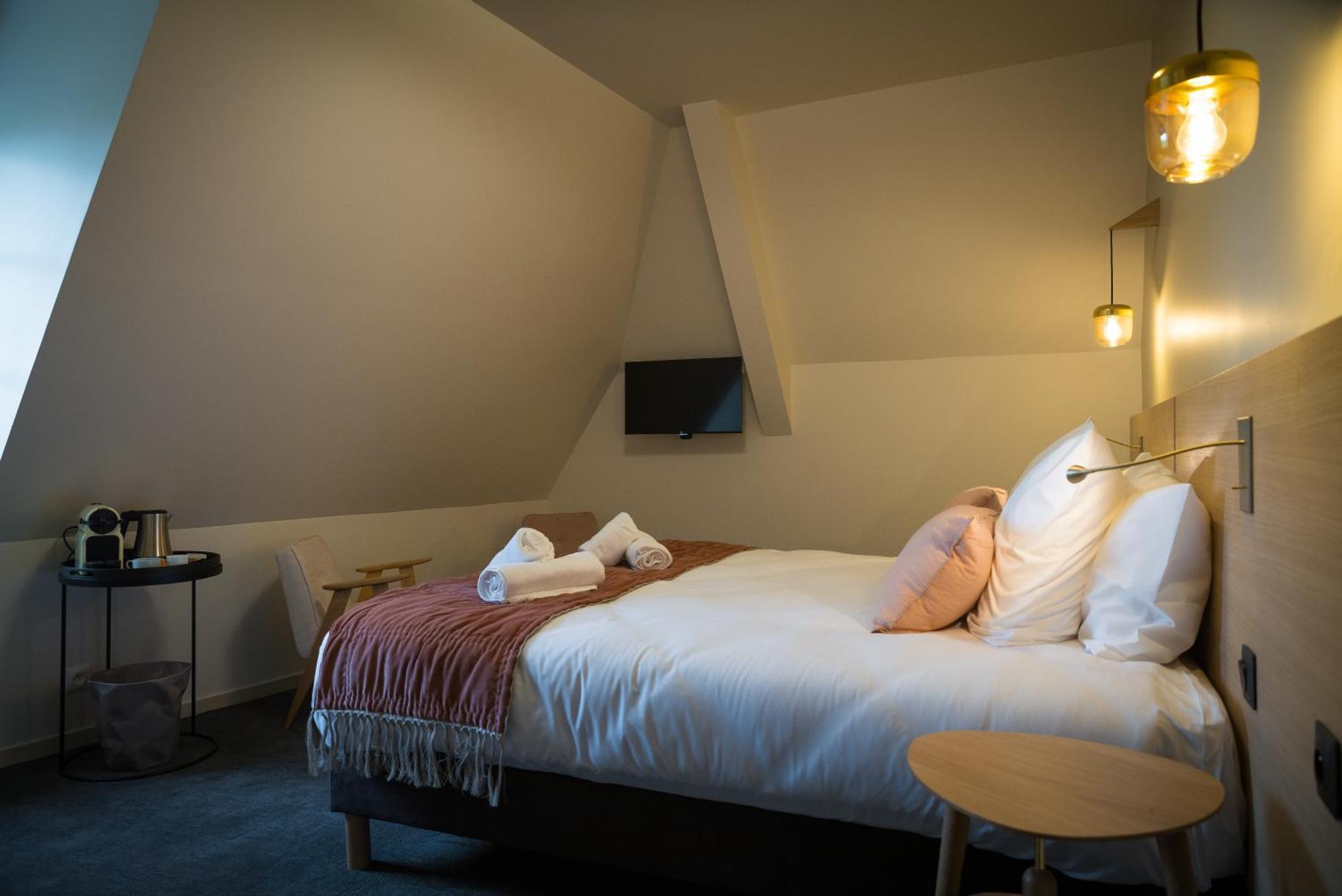 Domaine De L'Ecorcerie Hotel Fontaine-le-Comte Екстериор снимка