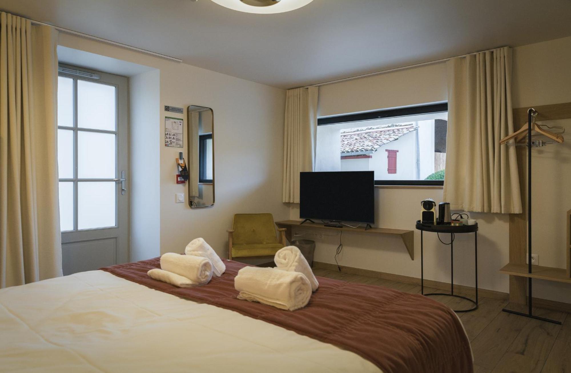 Domaine De L'Ecorcerie Hotel Fontaine-le-Comte Екстериор снимка